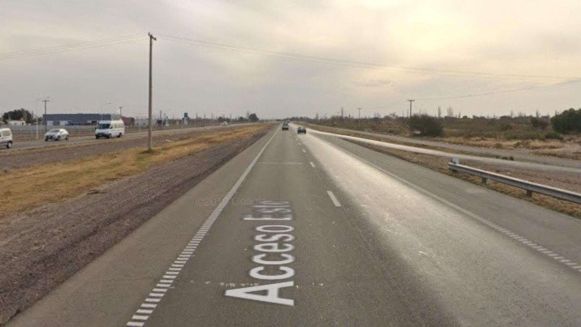 Se detuvo en el Acceso Este para ponerle agua a su auto y lo asaltaron
